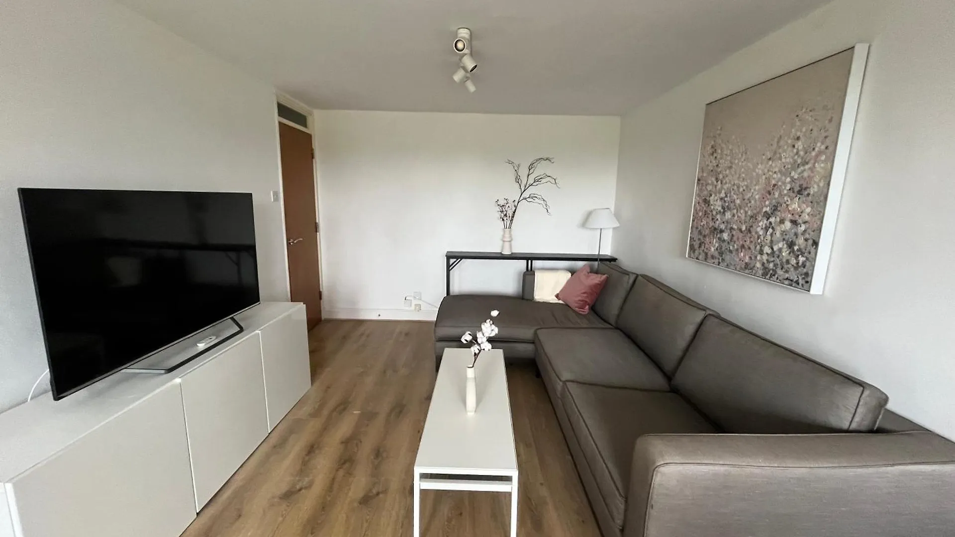 Апартаменты Spacious 2 Bed Flat Near Elizabeth Line Лондон Великобритания